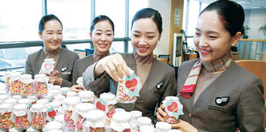 14일 금호아시아나 직원들이 박삼구 금호아시아나그룹 회장으로부터 선물 받은 사탕을 살펴보고 있다.     금호아시아나그룹 제공